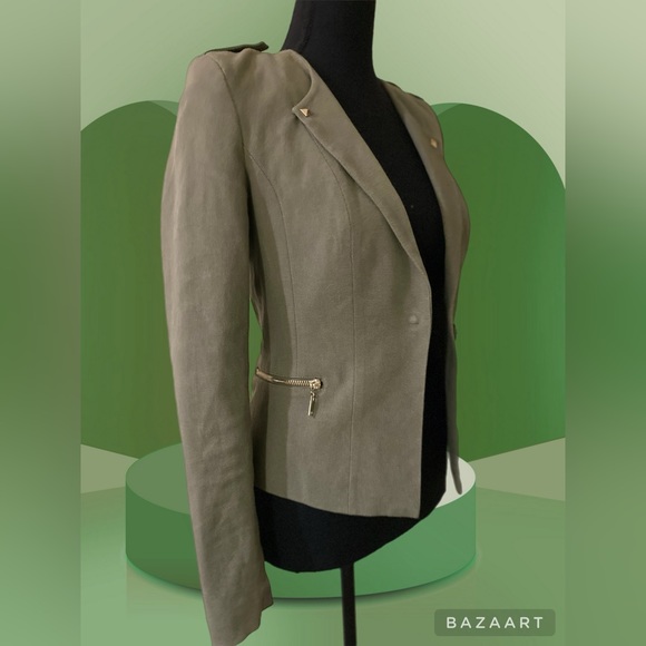 H & M  blazer 
Long sleeve- 2 side pockets 
Size 4 
EUR 34
160/80A
96% ALGODÓN - Picture 7 of 16